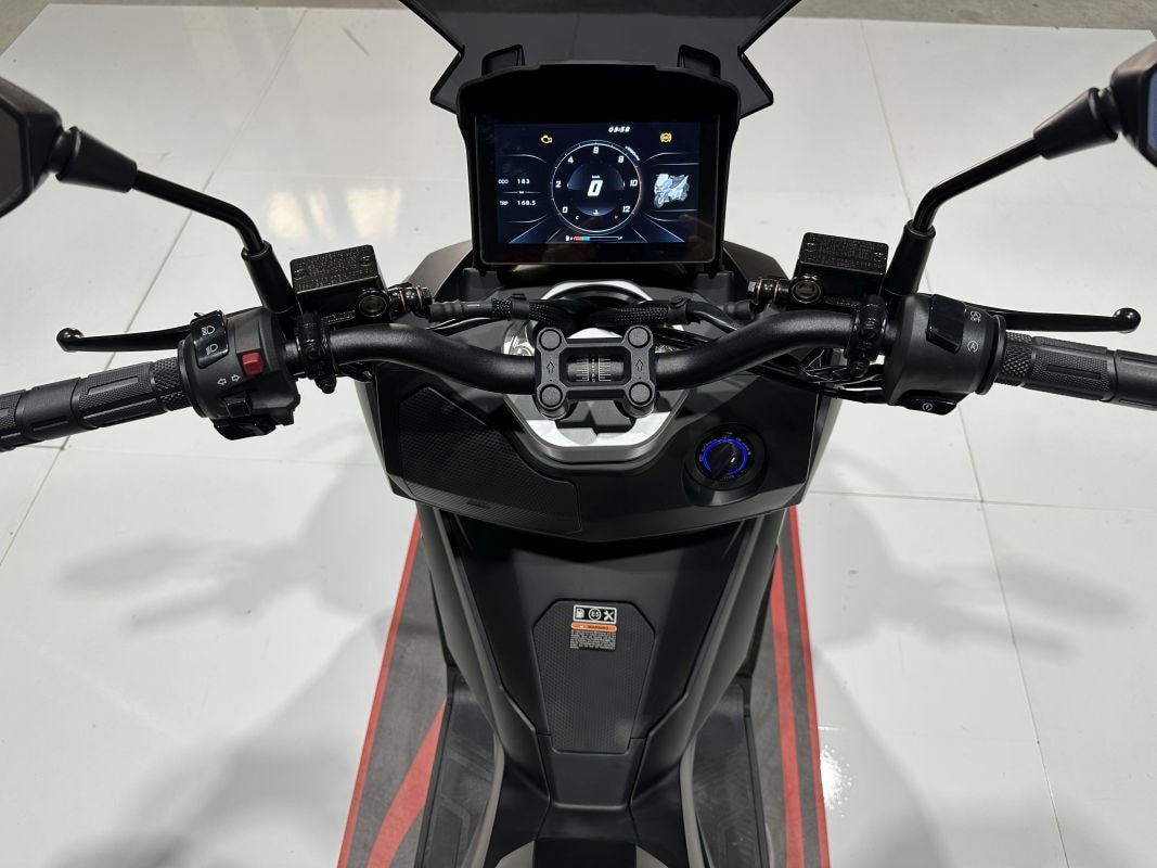 Wottan Sixteen 125: lo scooter spagnolo con ruota da 16" che sfida il traffico urbano